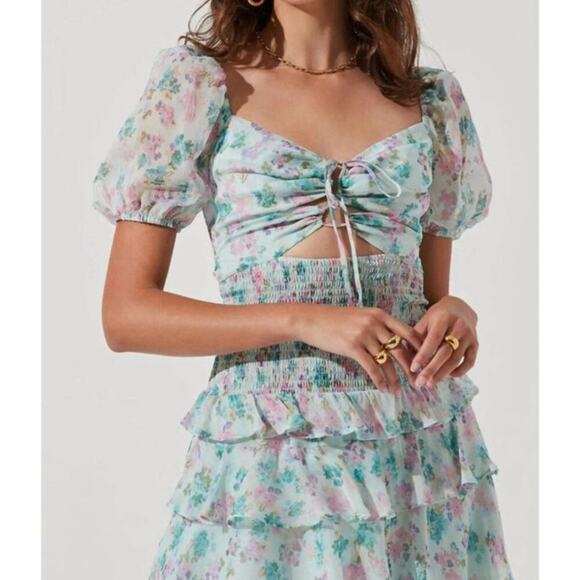 ASTR Garland Floral Front Cutout Puff Sleeve Mini Dress in Mint - Picture 4 of 8
